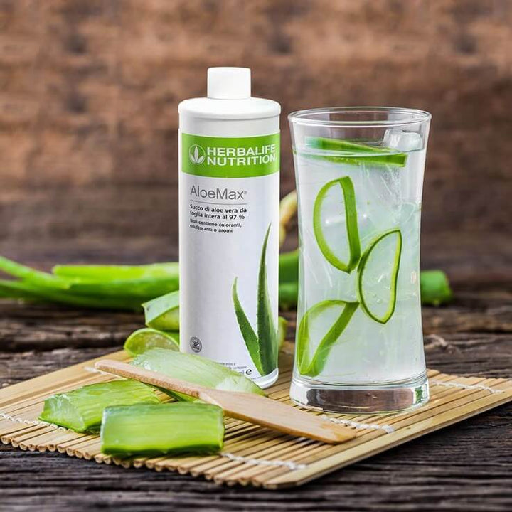 Herbalife Nutrition AloeMax è una bevanda con fettine di aloe vera in un bicchiere, che mette in risalto l'idratazione e il benessere.